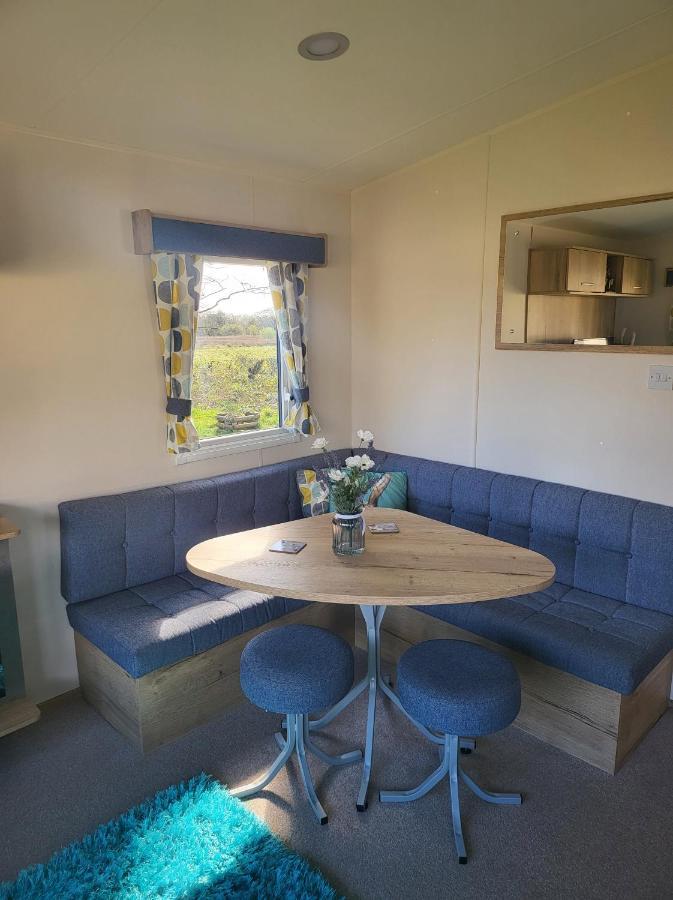 Апартаменты Blackmoor Farm - Caravan 6 Ludchurch Экстерьер фото